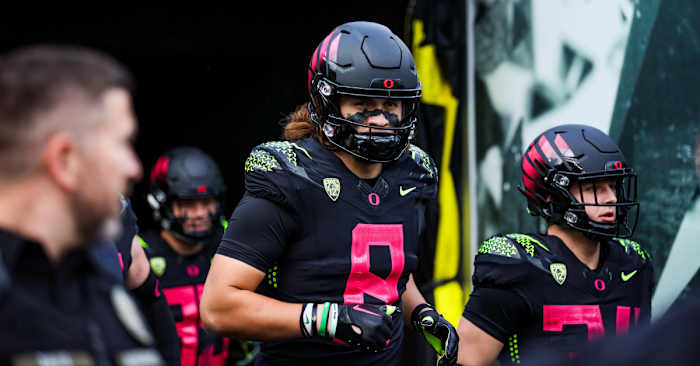 Oregon Ducks tight end Moliki Matavao vs. UCLA.